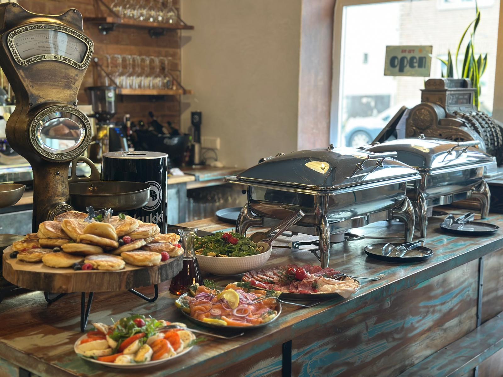 Frisch angerichtetes Buffet