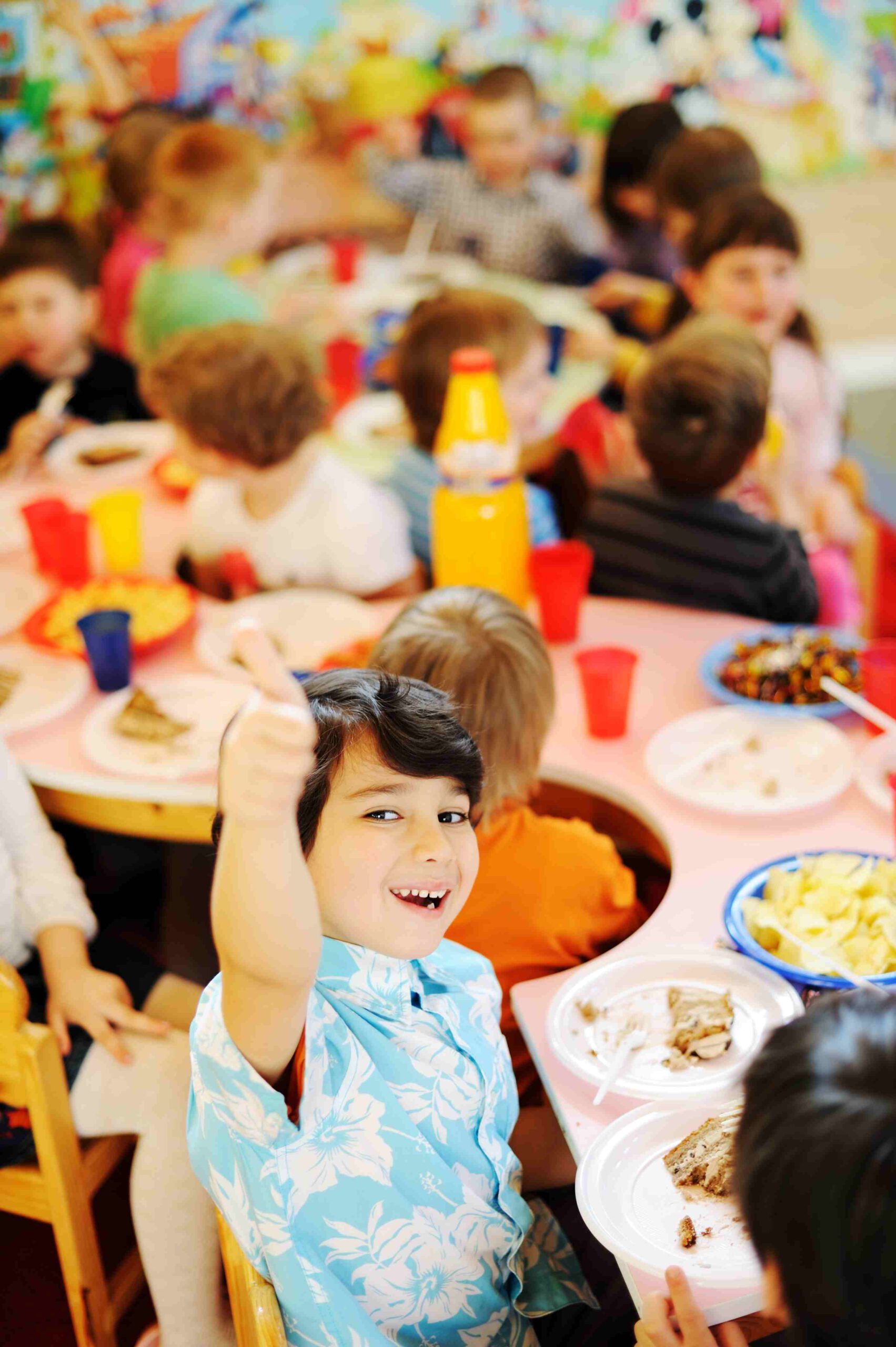 Kinder feiern fröhlich bei einer Geburtstagsfeier