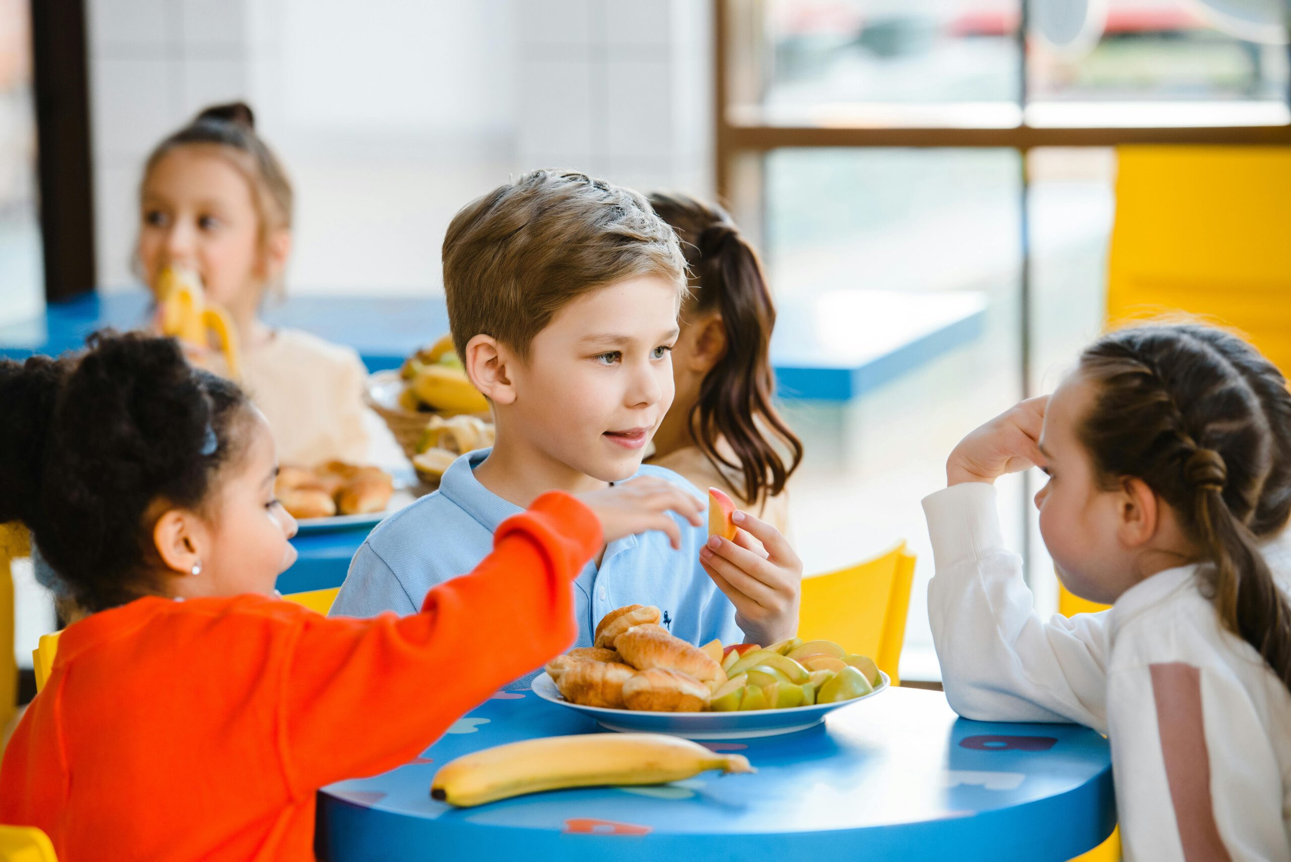 Kita-Kinder essen gemeinsam