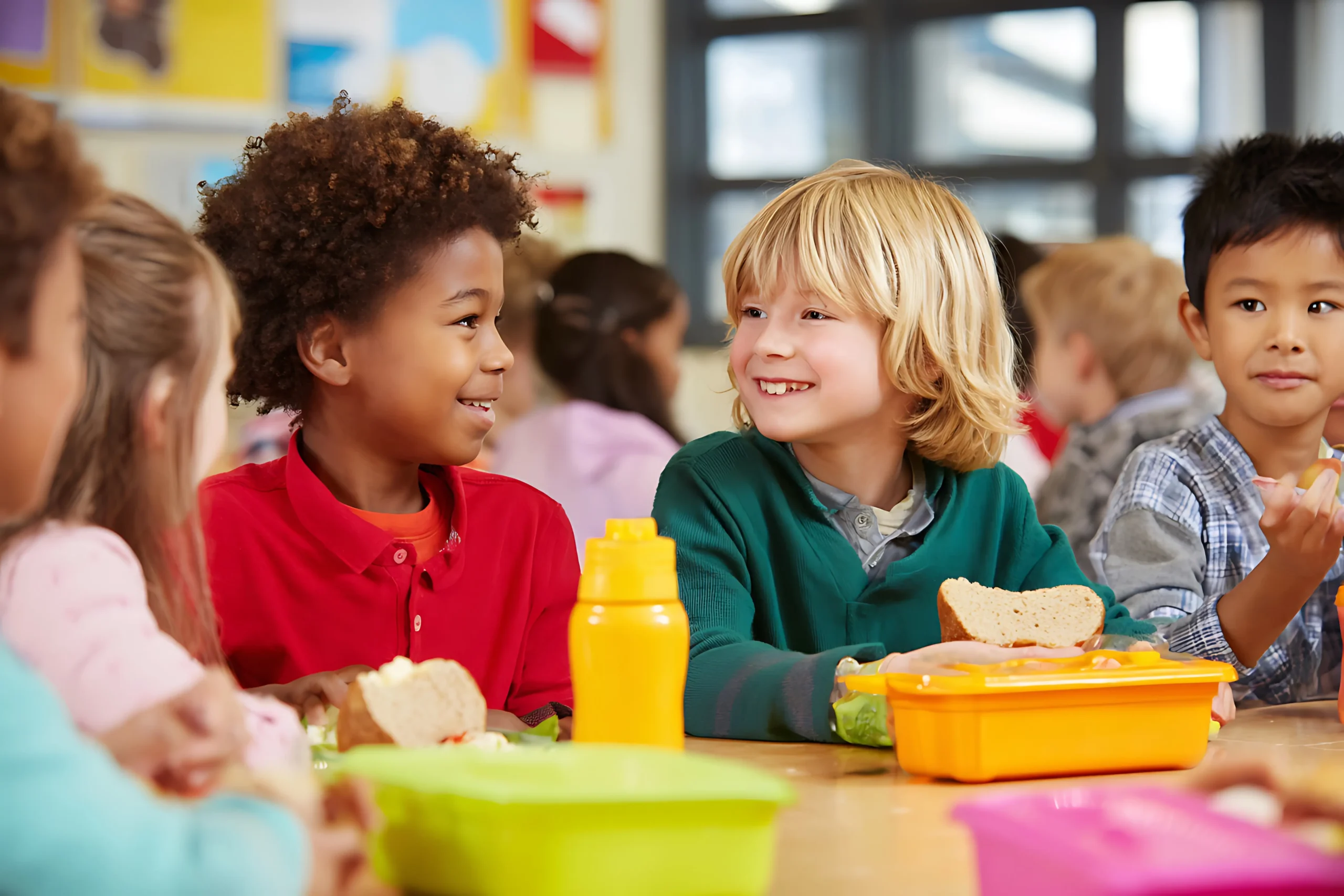 Schulkinder essen gemeinsam in der Mensa